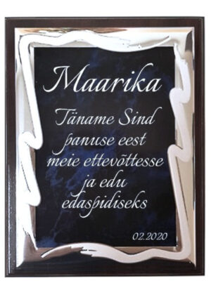 Graveerplaat puidust alusel