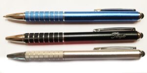 Nutiotsaga pastakas graveeringuga