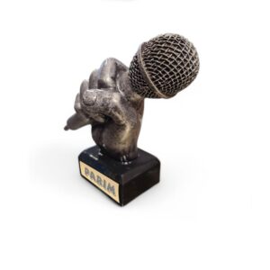 Karikas lauljale või õhtujuhile graveeringuga